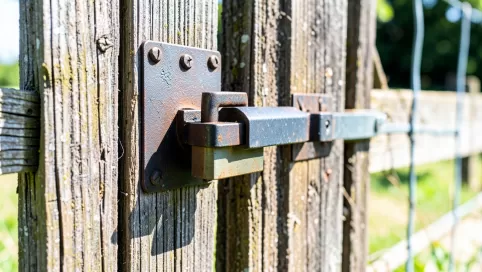 budowa zamka do furtki