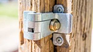 jak zamontować zawias regulowany do furtki