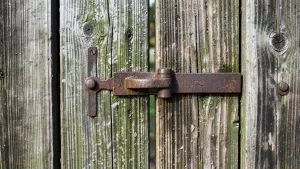 zamykanie furtki drewnianej