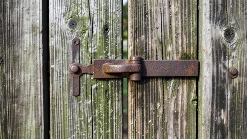zamykanie furtki drewnianej